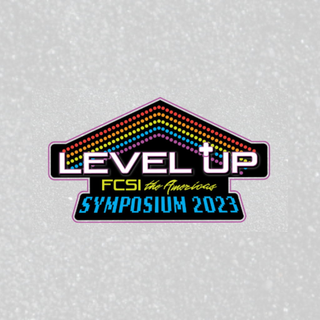 Logo do evento. Em letras retrô, parecendo vídeo game antigo, o texto diz: Level up FCSI the Americas Sumposium 2023