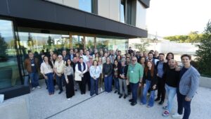Grupo da visita em frente à entrada da fábrica